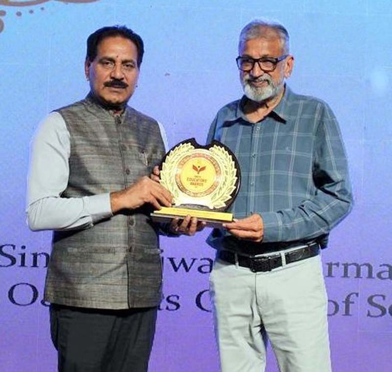 शैमरॉक स्कूल के चेयरमैन एएस बाजवा को ट्राई सिटी एजुकेटर अवार्ड मिला
